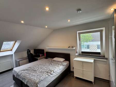 klimatisiertes Schlafzimmer mit Arbeitsbereich klimatisiertes Schlafzimmer mit Arbeitsbereich - Dachgeschosswohnung in 40724 Hilden mit 55m² kaufen