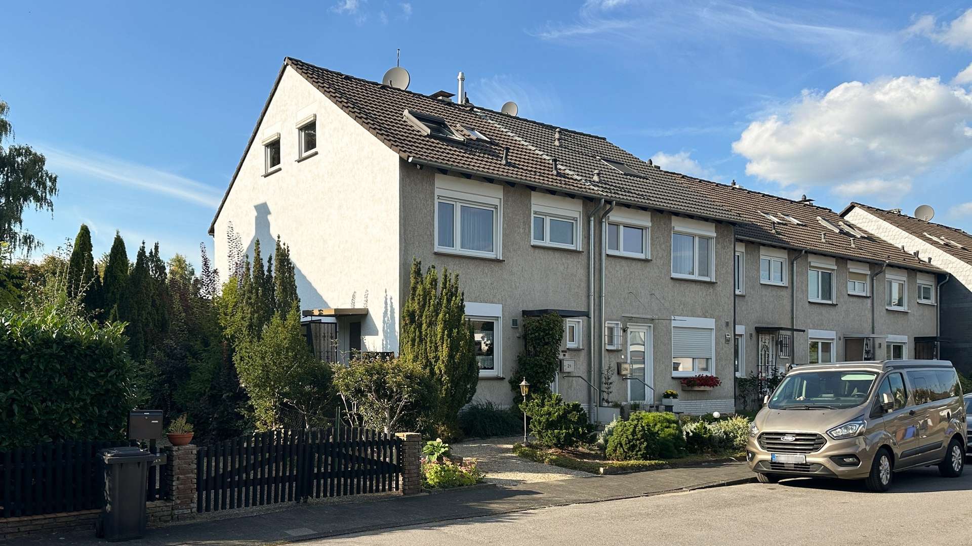 Straßenansicht - Reiheneckhaus in 40878 Ratingen mit 96m² kaufen