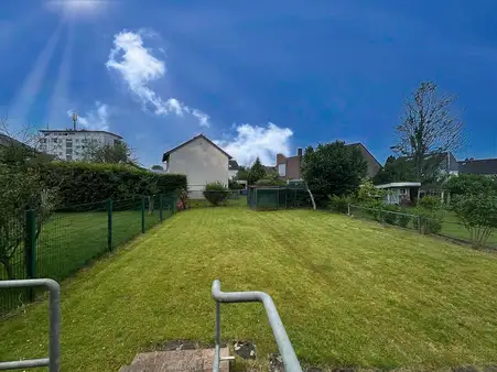 **Doppelhaushälfte mit großem Garten und Garage**