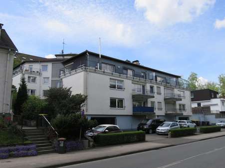 Sicht von der Straße - Etagenwohnung in 42553 Velbert mit 107m² kaufen