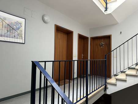 Treppenhaus mit Blick zur Wohnungstür. - Etagenwohnung in 42553 Velbert mit 107m² kaufen