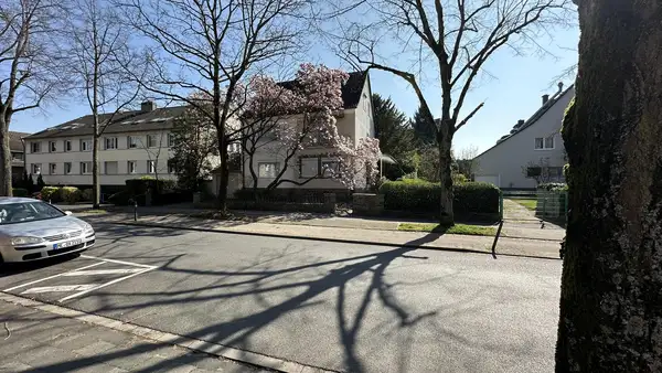 Sanierungsbedürftiges Dreifamilienhaus mit Garage in einer der besten Lagen von Ratingen