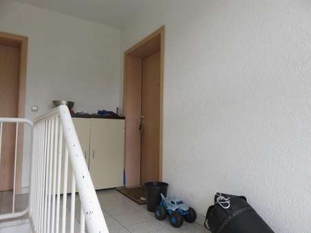 Das Treppenhaus mit Blick zur Wohnungstür.. - Maisonette-Wohnung in 42555 Velbert mit 87m² kaufen