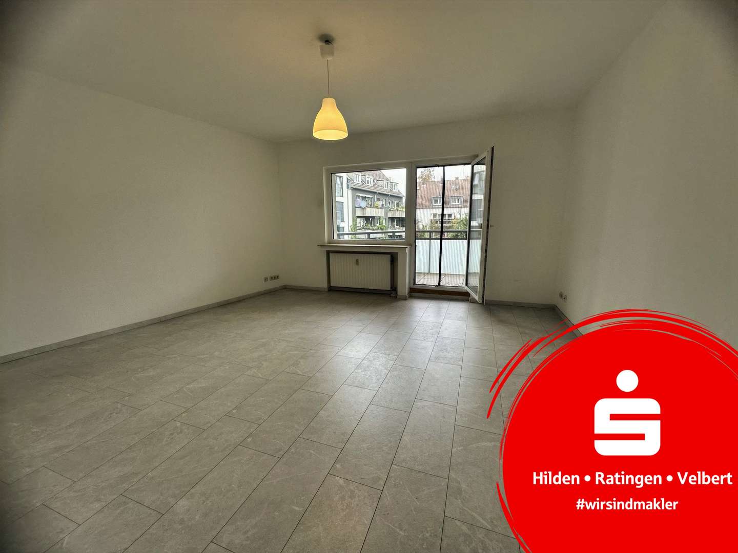 Wohnzimmer mit Balkon Wohnzimmer mit Balkon - Etagenwohnung in 45144 Essen mit 85m² kaufen