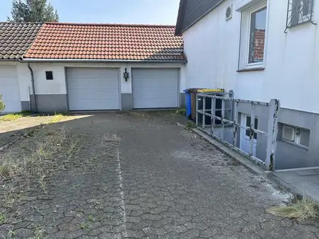 Sanierungsbedürftige Doppelhaushälfte mit 2 Garagen und großem Garten in Ratingen-Lintorf!!!