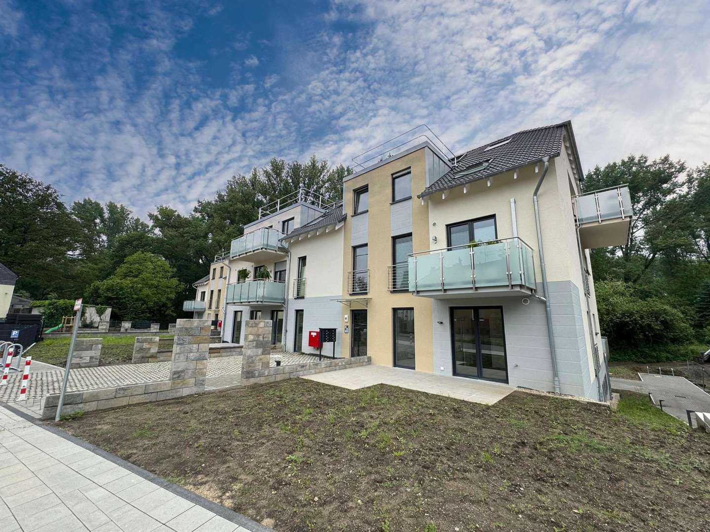 Blick auf das Haus - Erdgeschosswohnung in 40724 Hilden mit 70m² kaufen