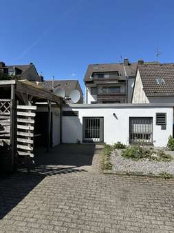 Rückansicht mit Eingang zur Gewerbeeinheit Rückansicht mit Eingang zur Gewerbeeinheit - Wohn- / Geschäftshaus in 42549 Velbert mit 208m² als Kapitalanlage kaufen