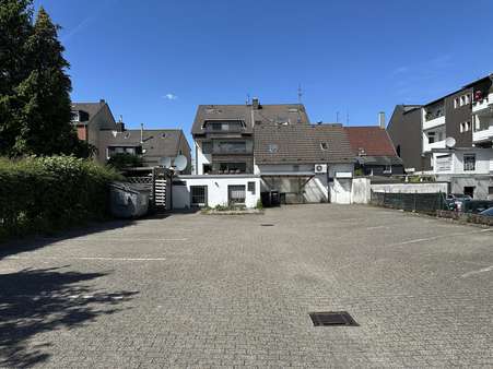 Rückansicht mit Stellplätzen Rückansicht mit Stellplätzen - Wohn- / Geschäftshaus in 42549 Velbert mit 208m² als Kapitalanlage kaufen