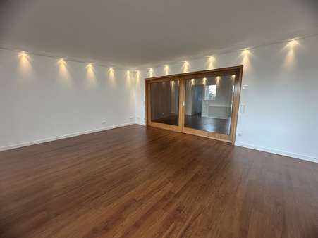 Wohnzimmer - Etagenwohnung in 40883 Ratingen mit 104m² kaufen