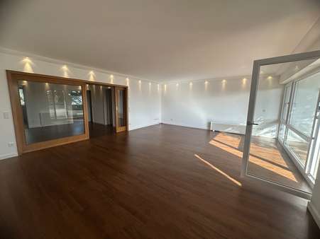 Wohnzimmer - Etagenwohnung in 40883 Ratingen mit 104m² kaufen