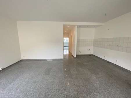 Die Wohnung ist durchgängig mit hellem Steinboden ausgelegt. Die Glastüre zum Schlafzimmer sorgt für eine gute "Durchlichtung". - Erdgeschosswohnung in 40211 Düsseldorf mit 57m² kaufen