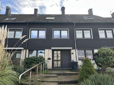 Haus Frontansicht - Reihenmittelhaus in 40885 Ratingen mit 176m² kaufen