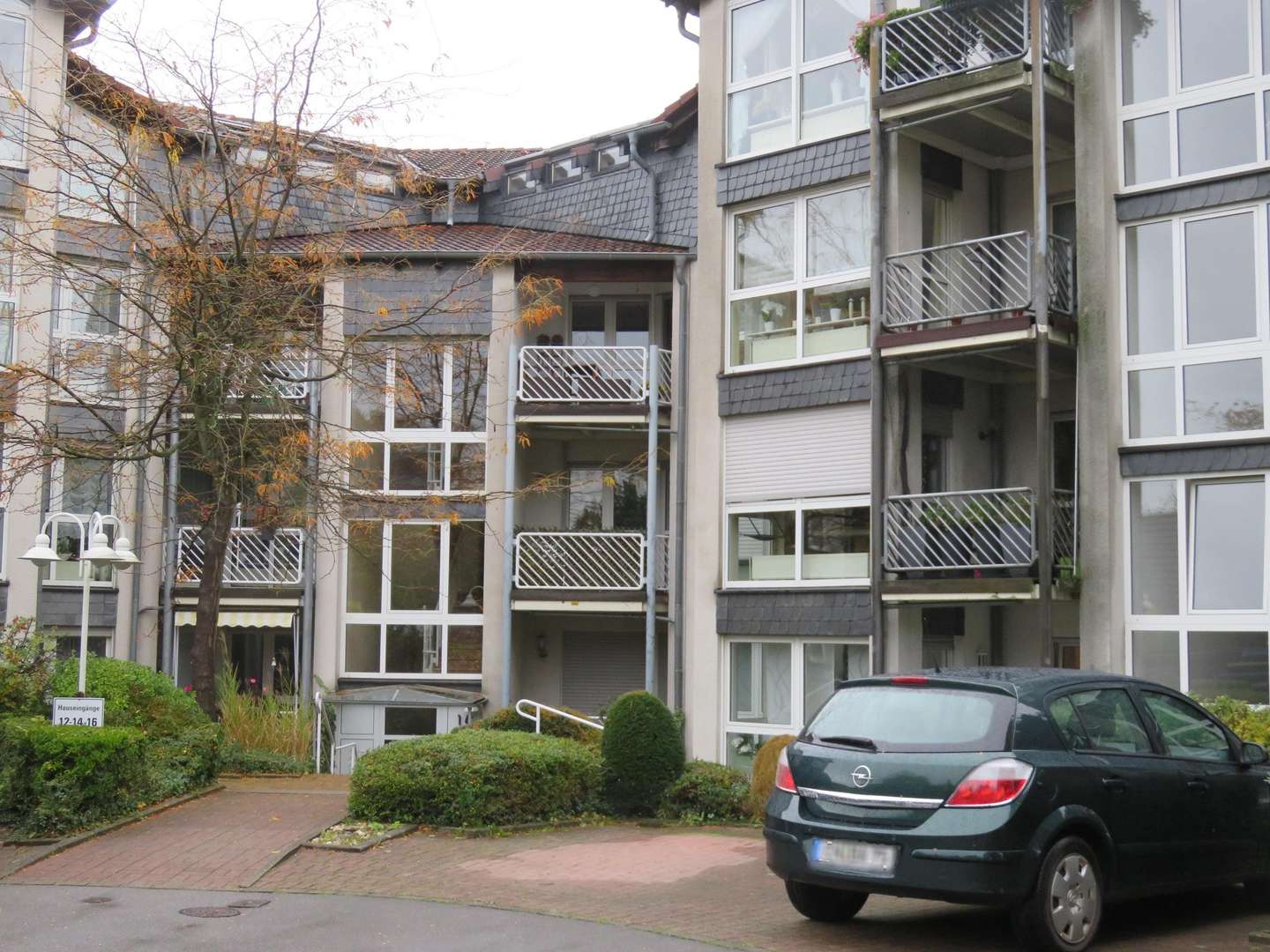 Sicht auf das Haus - Eingangsseite - Etagenwohnung in 45525 Hattingen mit 73m² kaufen