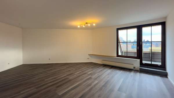Das großzügige Wohnzimmer mit Balkonzugang - Dachgeschosswohnung in 40882 Ratingen mit 82m² kaufen