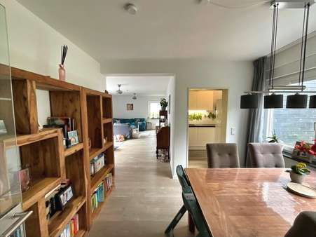Blick in Küche und Wohnzimmer - Reihenendhaus in 42897 Remscheid mit 106m² kaufen
