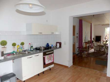 Küche mit Blick in den Wohnbereich - Zweifamilienhaus in 42855 Remscheid mit 276m² günstig kaufen