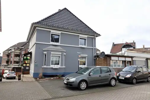 Ein-/ Zweifamilienhaus mit 4 Garagen und kleinem Garten - in Höhscheid