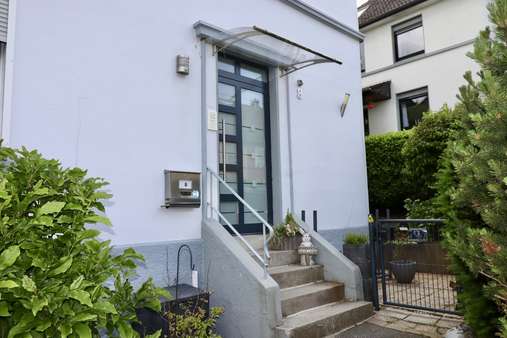 Hauseingang, Zugang zum Garten Hauseingang, Zugang zum Garten - Einfamilienhaus in 42651 Solingen mit 113m² kaufen