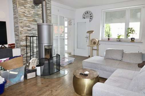 Wohnzimmer mit Kamin Wohnzimmer mit Kamin - Einfamilienhaus in 42651 Solingen mit 113m² kaufen