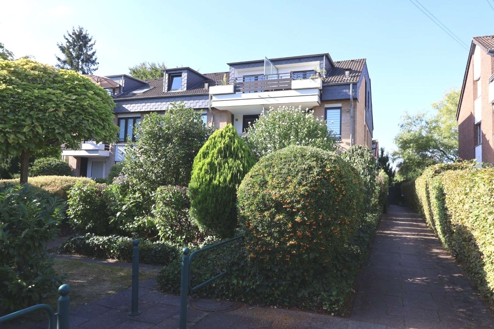 Vorderansicht Vorderansicht - Dachgeschosswohnung in 40724 Hilden mit 68m² kaufen