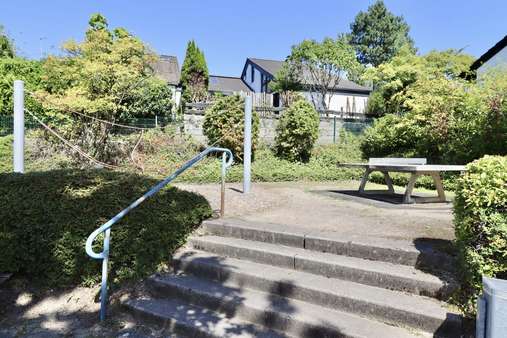 Spielplatz vor dem Haus - Einfamilienhaus in 42651 Solingen mit 150m² kaufen