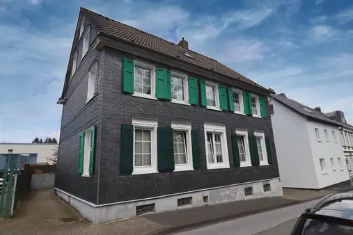 Platz satt! Großes Bergisches Fachwerkhaus mit vielen Möglichkeiten in Höhscheid