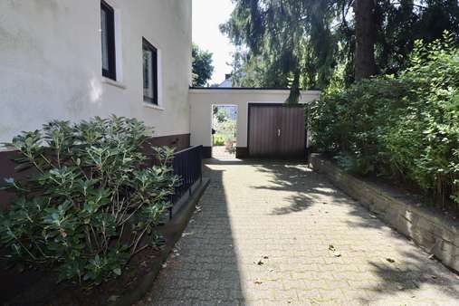 Zugang zum Garten, Garage Zugang zum Garten, Garage - Zweifamilienhaus in 42655 Solingen mit 198m² kaufen