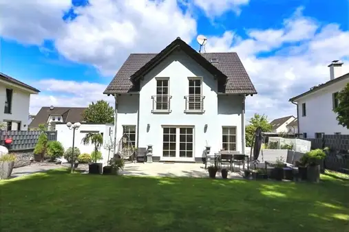 Freistehendes Einfamilienhaus mit großem Südgrundstück und gehobener Ausstattung in bevorzugter Lage