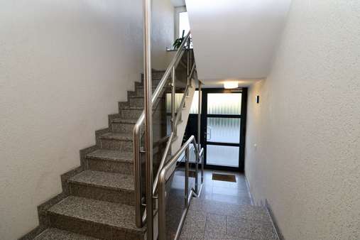 Hauseingang, Treppenhaus Hauseingang, Treppenhaus - Dachgeschosswohnung in 42655 Solingen mit 135m² kaufen