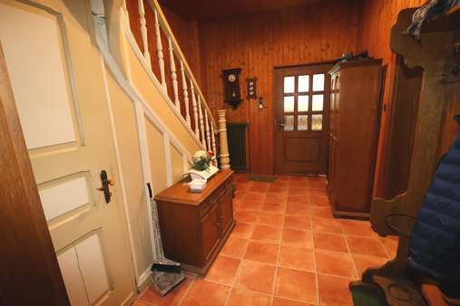 Flur Erdgeschoss - Zweifamilienhaus in 42719 Solingen mit 159m² kaufen
