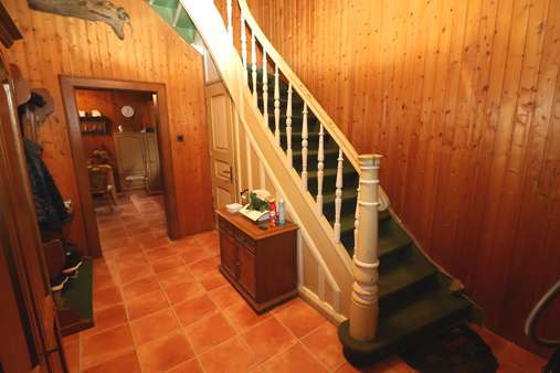 Flur Erdgeschoss - Zweifamilienhaus in 42719 Solingen mit 159m² kaufen