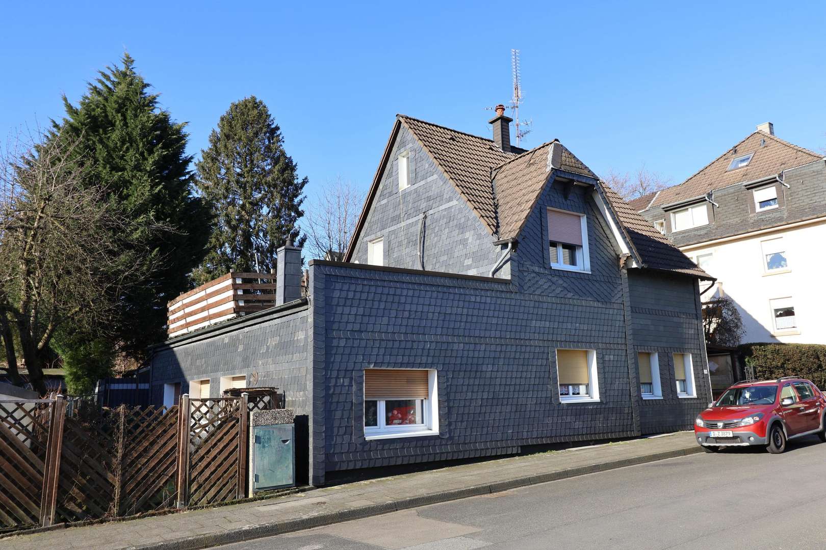 Vorderansicht - Zweifamilienhaus in 42719 Solingen mit 159m² kaufen