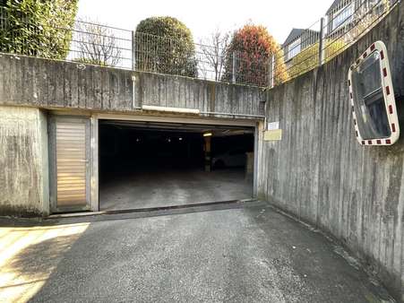 Toreinfahrt mit elektrischem Tor - Parkhaus in 47809 Krefeld mit 1m² als Kapitalanlage kaufen