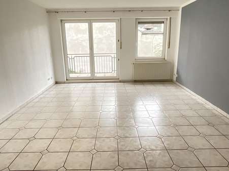Wohnzimmer - Etagenwohnung in 47137 Duisburg mit 65m² kaufen