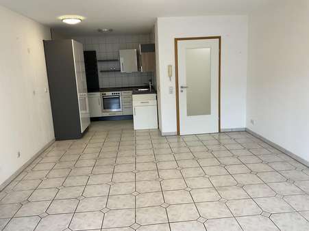 Wohnzimmer mit offener Küche - Etagenwohnung in 47137 Duisburg mit 65m² kaufen