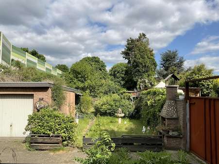 Blick in den Garten - Reihenendhaus in 47138 Duisburg mit 105m² kaufen