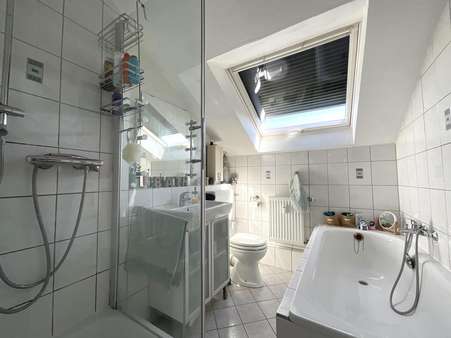 Badezimmer Badezimmer - Dachgeschosswohnung in 47137 Duisburg mit 80m² kaufen