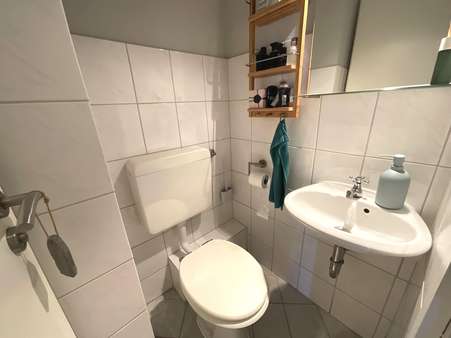 Gäste-WC Gäste-WC - Dachgeschosswohnung in 47137 Duisburg mit 80m² kaufen