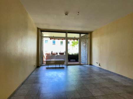 Wohnzimmer - Etagenwohnung in 47269 Duisburg mit 79m² kaufen