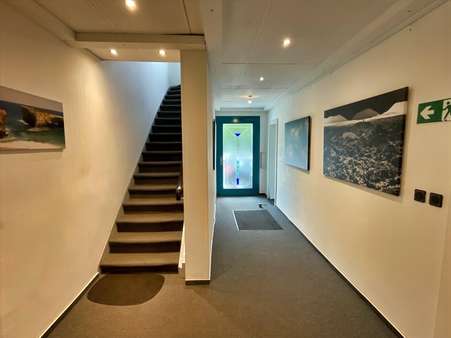 Eingangsbereich mit Treppe ins OG Eingangsbereich mit Treppe ins OG - Büro in 47198 Duisburg mit 348m² kaufen