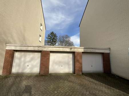 Mittlere Garage mit langer Auffahrt - Erdgeschosswohnung in 47259 Duisburg mit 127m² kaufen