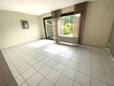 Wohnzimmer - Reihenendhaus in 47228 Duisburg mit 115m² kaufen