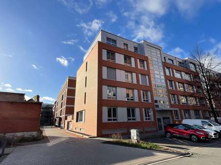 Front/Seitenansicht - Erdgeschosswohnung in 47051 Duisburg mit 120m² kaufen