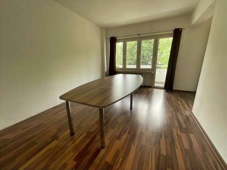 Wohnzimmer - Etagenwohnung in 47051 Duisburg mit 66m² kaufen