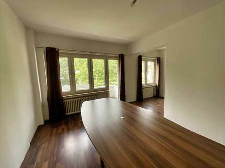 Wohnzimmer mit Küche - Etagenwohnung in 47051 Duisburg mit 66m² kaufen