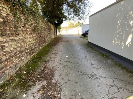 Zufahrt zum Garagenhof - Mehrfamilienhaus in 47137 Duisburg mit 469m² als Kapitalanlage kaufen
