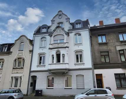 Straßenansicht - Dachgeschosswohnung in 47229 Duisburg mit 84m² kaufen