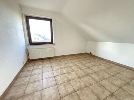 Schlafzimmer - Dachgeschosswohnung in 47249 Duisburg mit 42m² kaufen