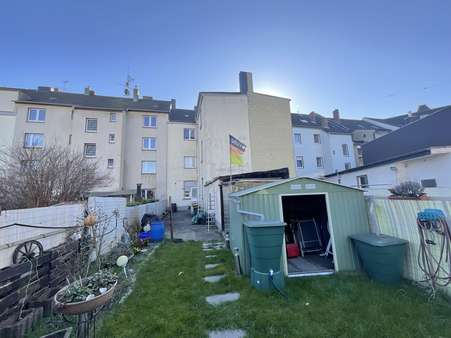 Rückseite mit Anbauten - Mehrfamilienhaus in 47229 Duisburg mit 199m² kaufen