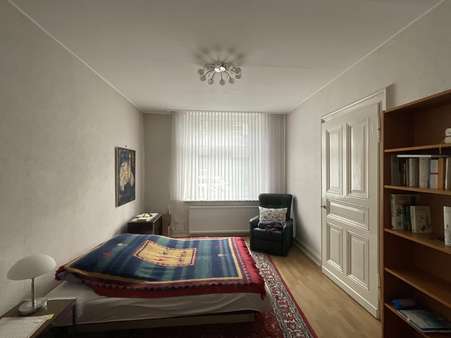 Schlafzimmer im Erdgeschoss - Zweifamilienhaus in 47139 Duisburg mit 162m² kaufen